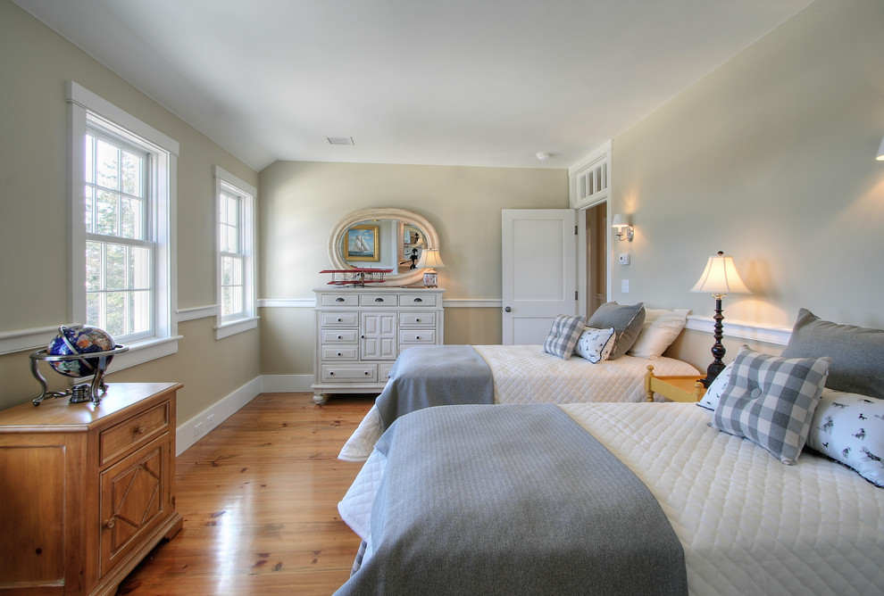 Modelo de habitación de invitados marinera de tamaño medio con paredes verdes y suelo de madera en tonos medios