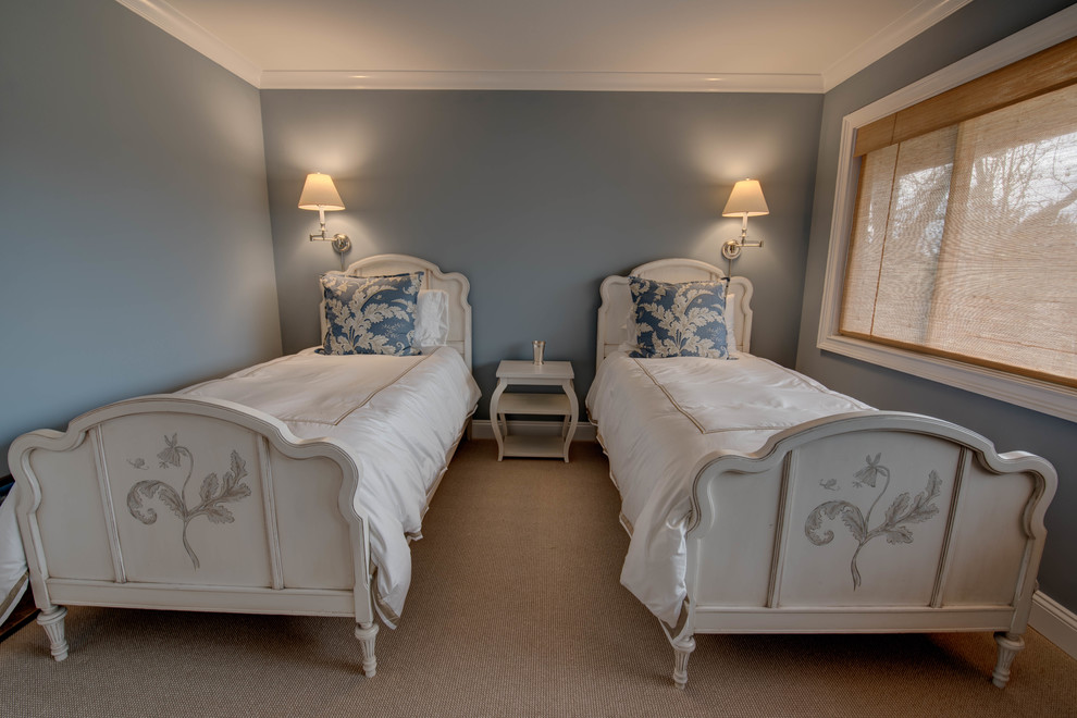 Idee per una camera degli ospiti tradizionale di medie dimensioni con pareti blu, moquette e nessun camino