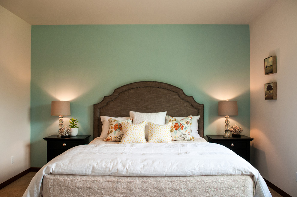 Cette photo montre une chambre avec moquette craftsman avec un mur bleu.