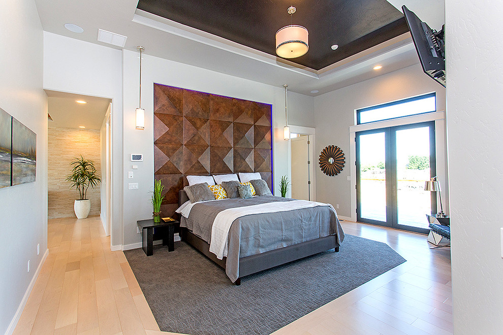 Стильный дизайн: огромная хозяйская спальня в стиле модернизм - последний тренд