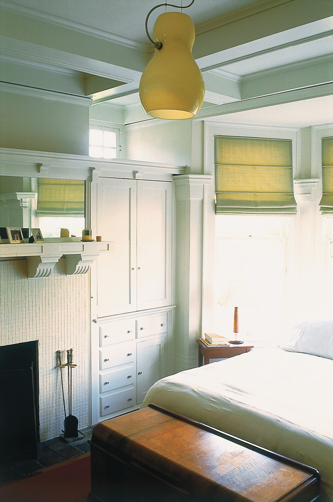Стильный дизайн: спальня в классическом стиле с фасадом камина из плитки и стандартным камином - последний тренд