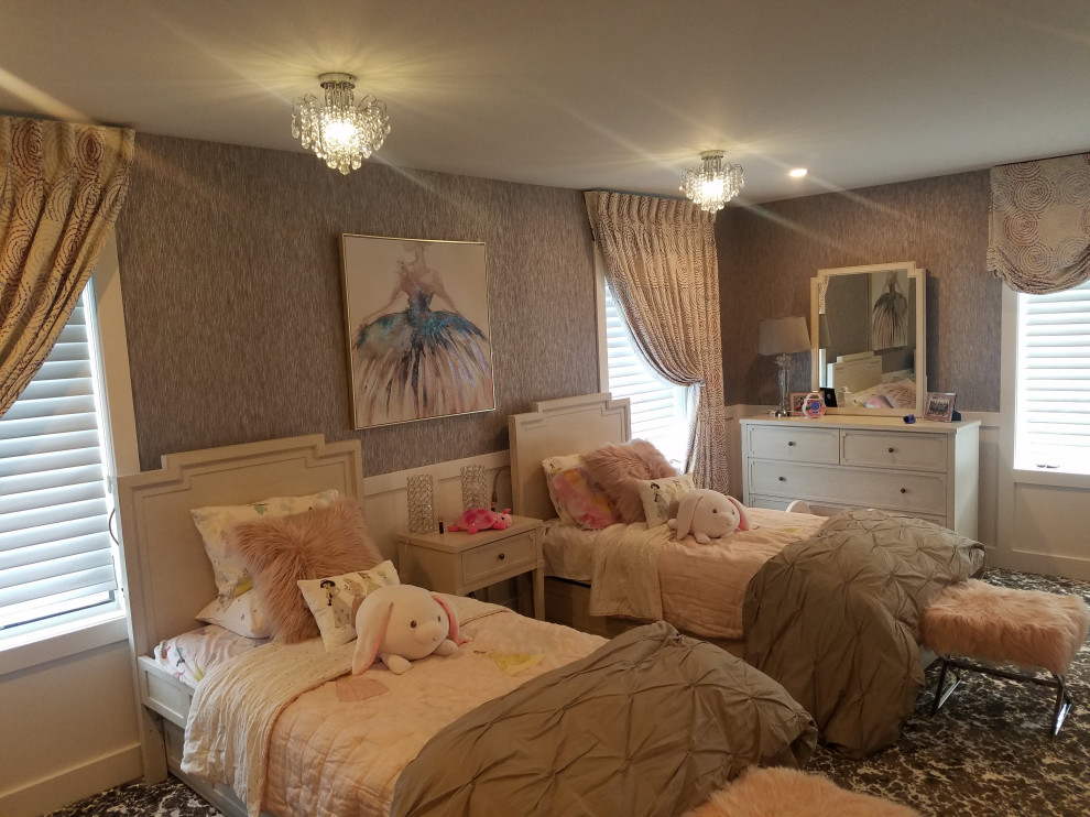 Стильный дизайн: большая спальня в стиле неоклассика (современная классика) с фиолетовыми стенами, ковровым покрытием, серым полом и обоями на стенах - последний тренд