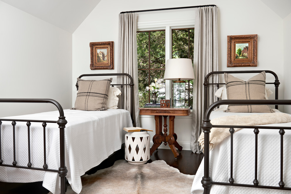 Imagen de habitación de invitados clásica renovada con paredes blancas y suelo de madera oscura
