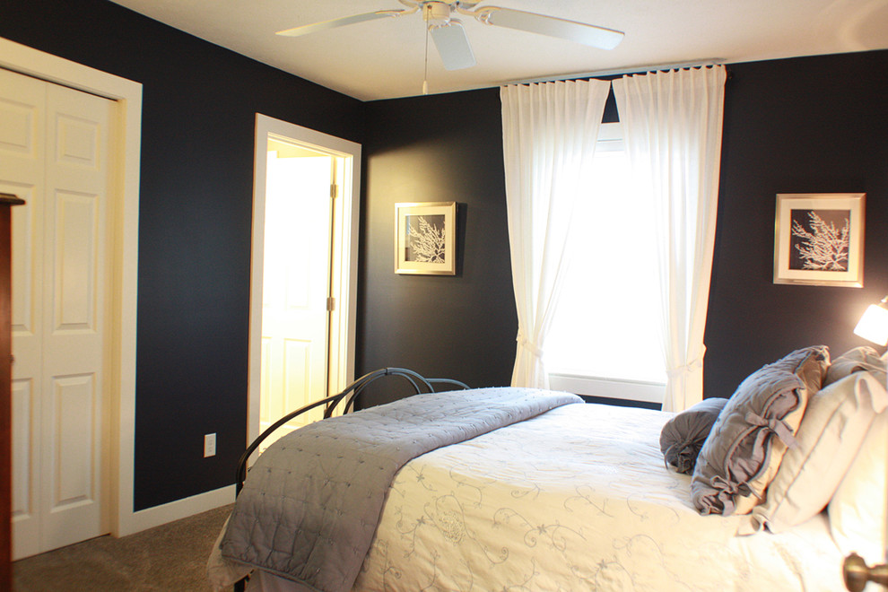 На фото: гостевая спальня среднего размера, (комната для гостей) в классическом стиле с синими стенами и ковровым покрытием без камина с