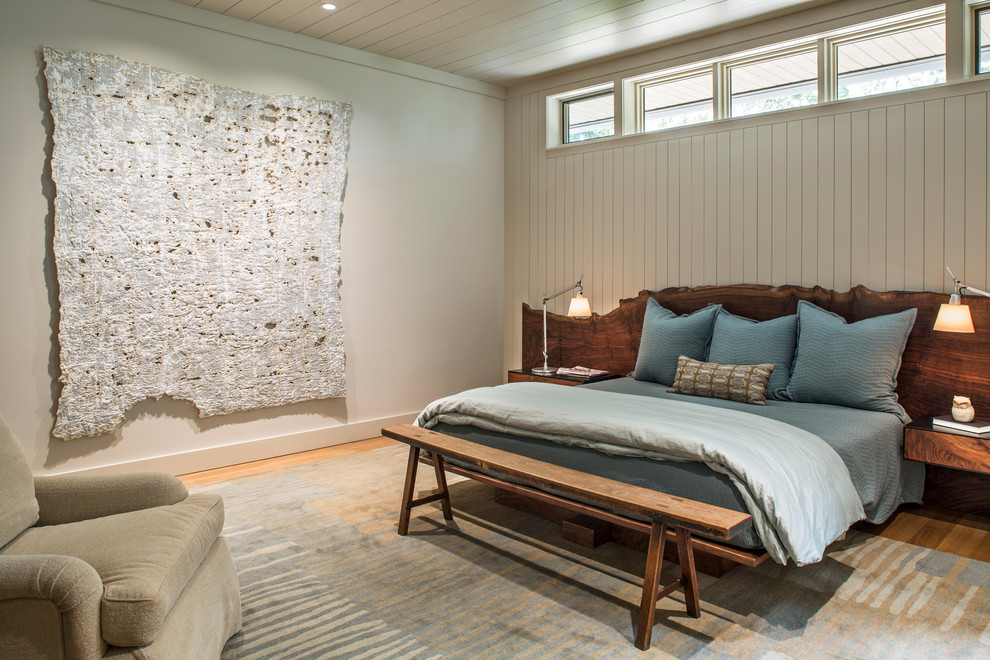 Пример оригинального дизайна: большая хозяйская спальня в стиле неоклассика (современная классика) с белыми стенами, паркетным полом среднего тона и коричневым полом без камина