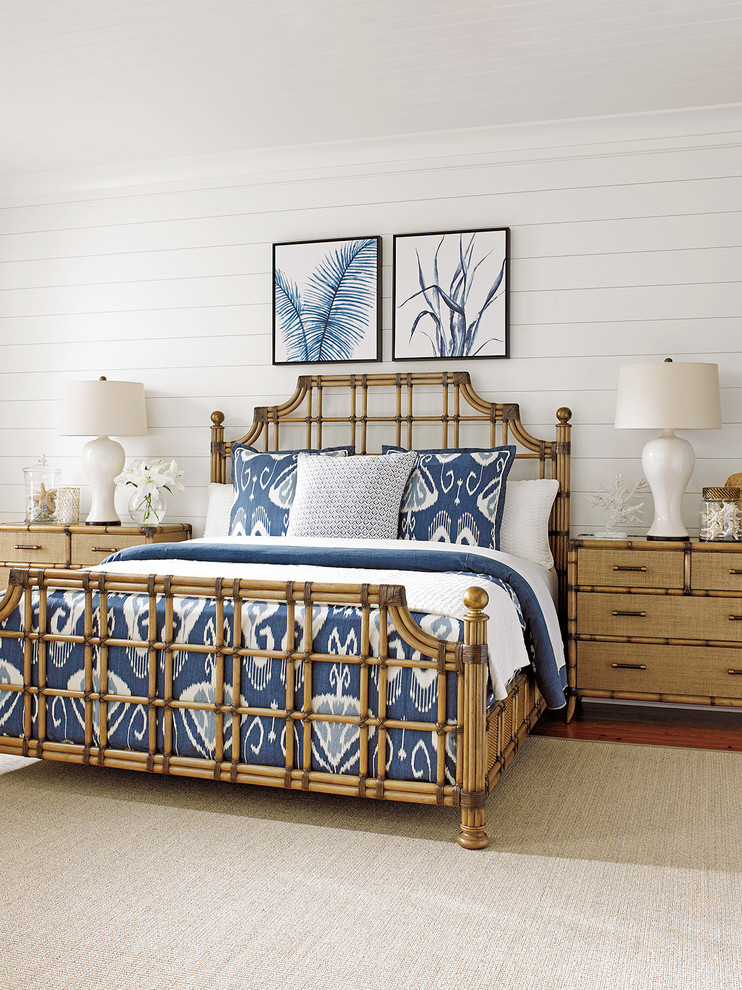Modelo de dormitorio principal exótico grande con paredes blancas y suelo de madera en tonos medios