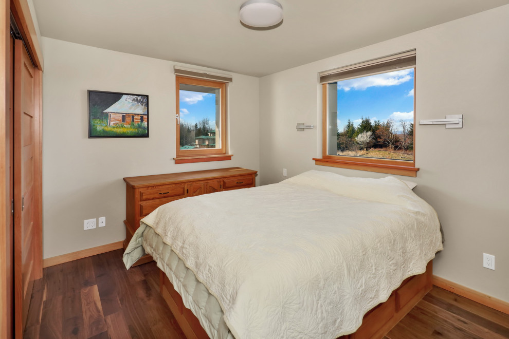 Imagen de habitación de invitados rústica de tamaño medio con paredes blancas, suelo de madera en tonos medios y suelo marrón