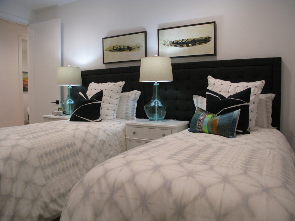 Ispirazione per una camera da letto classica di medie dimensioni con pareti bianche, moquette e pavimento grigio