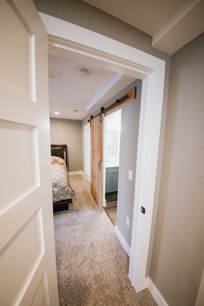 Idee per una camera degli ospiti tradizionale di medie dimensioni con pareti beige, moquette, nessun camino e pavimento beige