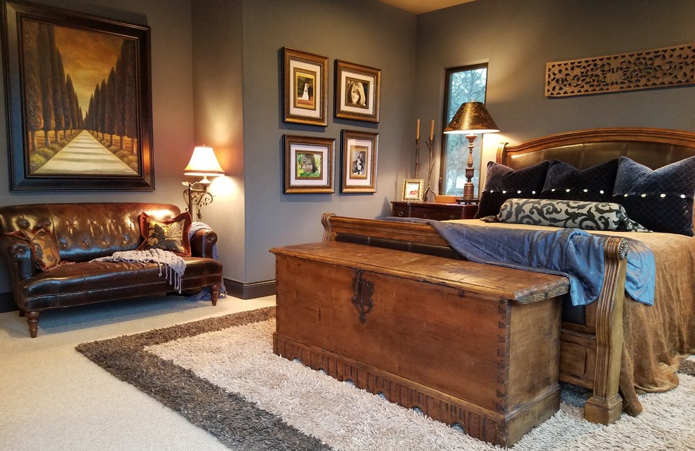 Imagen de dormitorio clásico con paredes azules y moqueta