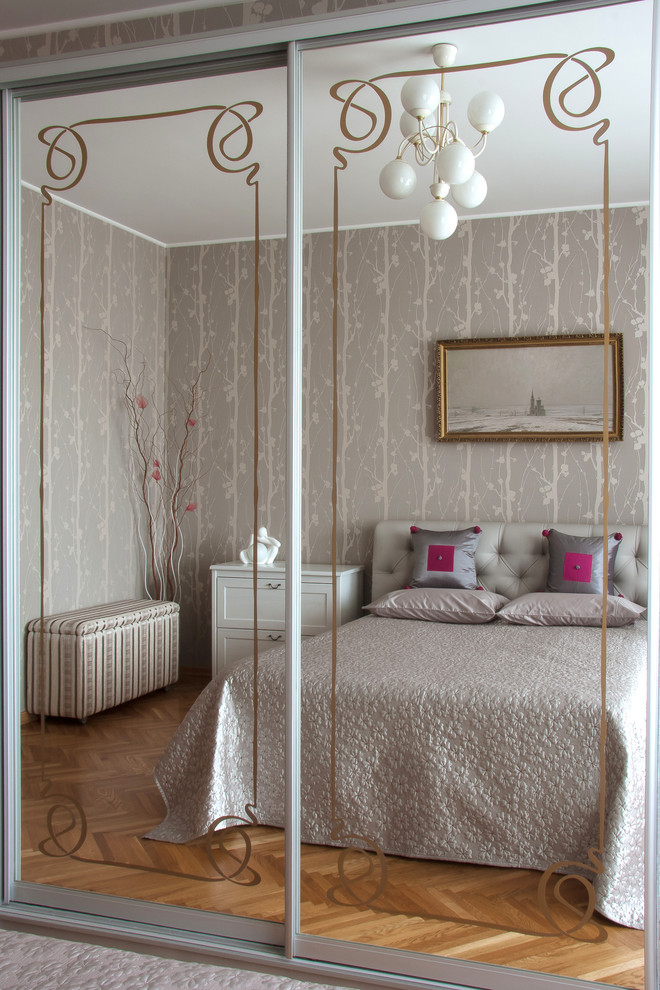 Источник вдохновения для домашнего уюта: большая хозяйская спальня в современном стиле с светлым паркетным полом, серыми стенами и бежевым полом без камина