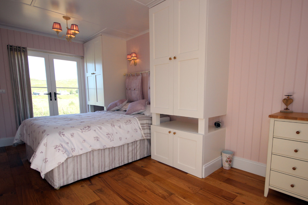 Bedroom - traditional bedroom idea in Glasgow