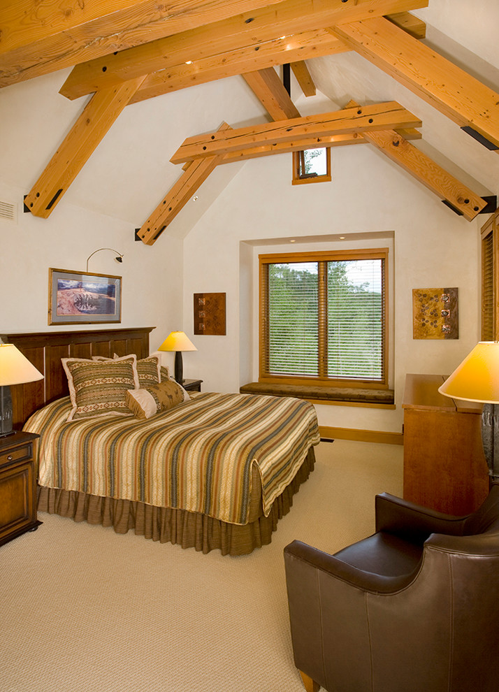 Idées déco pour une grande chambre avec moquette montagne avec un sol beige.