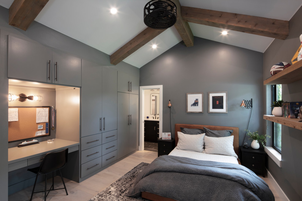 Inspiration pour une chambre traditionnelle de taille moyenne avec un mur gris, parquet clair, un sol beige et aucune cheminée.