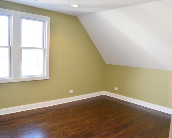 Aménagement d'une chambre mansardée ou avec mezzanine classique de taille moyenne avec un mur vert, parquet foncé et aucune cheminée.