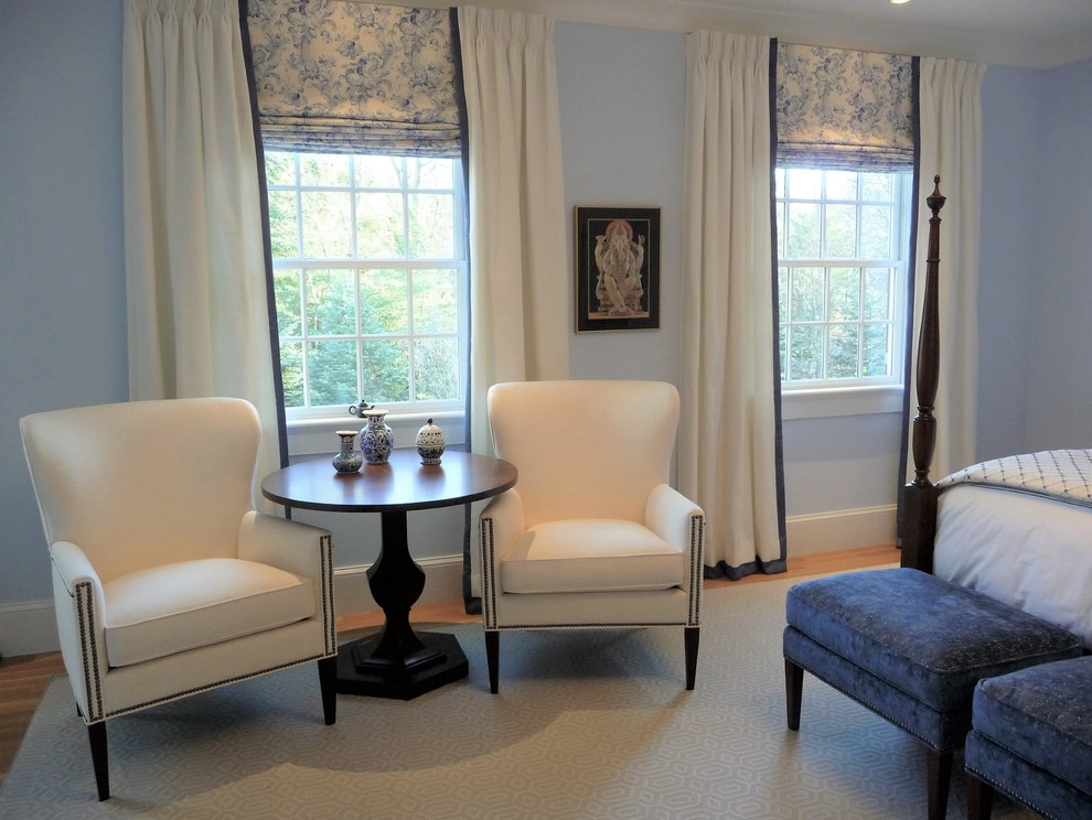 Exempel på ett mellanstort klassiskt gästrum, med blå väggar, mellanmörkt trägolv och blått golv