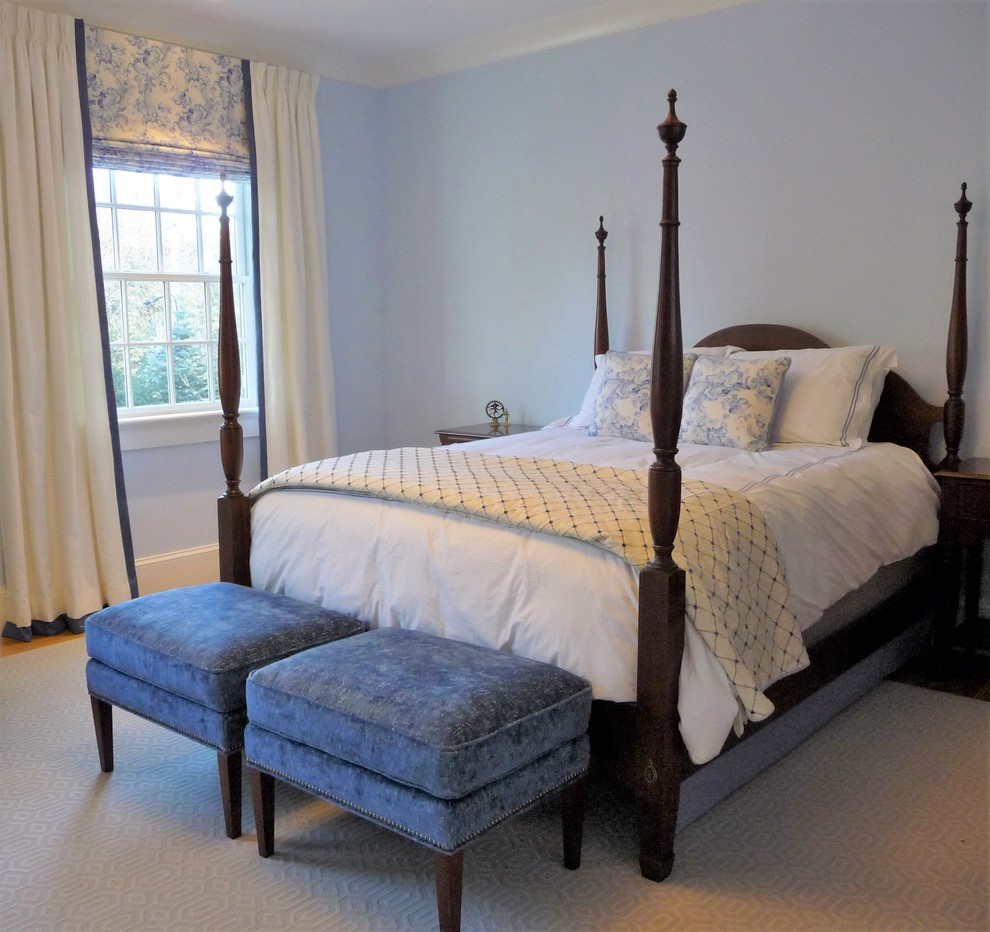 Пример оригинального дизайна: гостевая спальня среднего размера, (комната для гостей) в стиле неоклассика (современная классика) с синими стенами, паркетным полом среднего тона и синим полом без камина