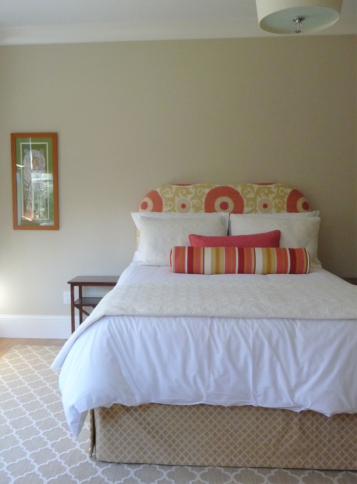 Ejemplo de habitación de invitados tradicional renovada de tamaño medio sin chimenea con suelo de madera en tonos medios, paredes beige y suelo beige