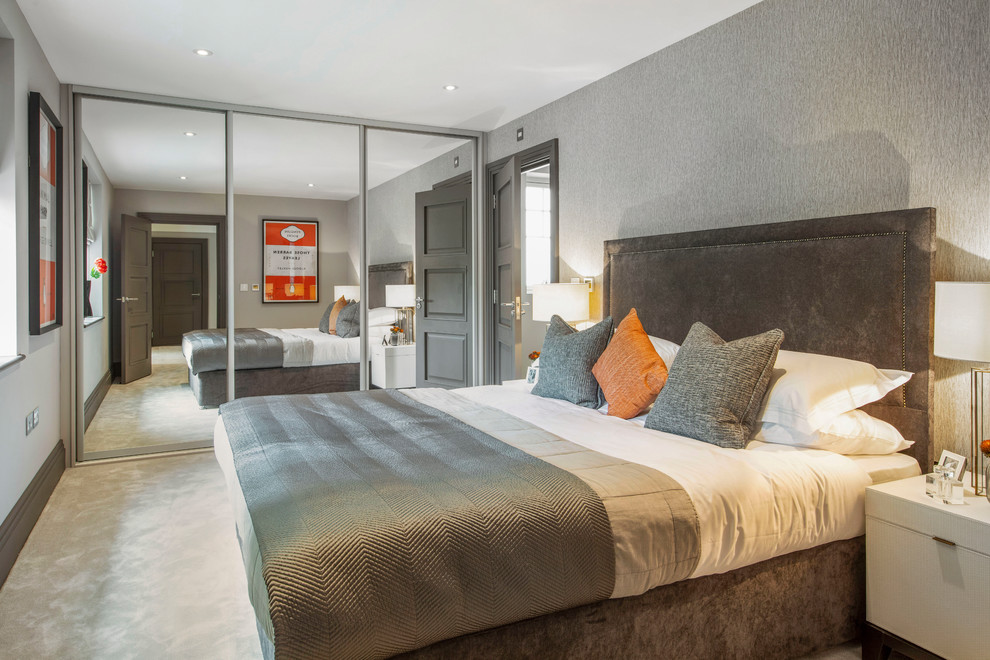 На фото: гостевая спальня (комната для гостей) в современном стиле с серыми стенами и ковровым покрытием