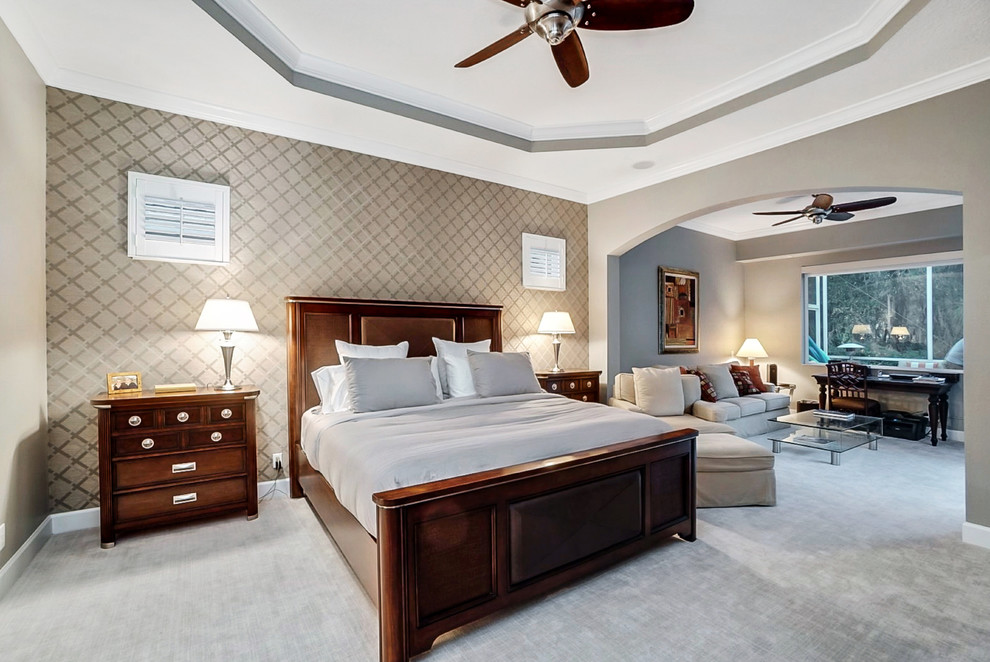 Идея дизайна: гостевая спальня среднего размера, (комната для гостей) в классическом стиле с бежевыми стенами, ковровым покрытием и серым полом без камина