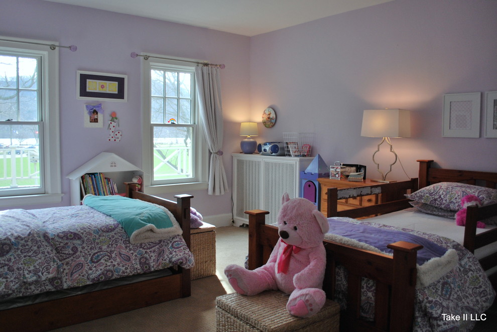 Inspiration för ett mellanstort vintage sovrum, med lila väggar och heltäckningsmatta