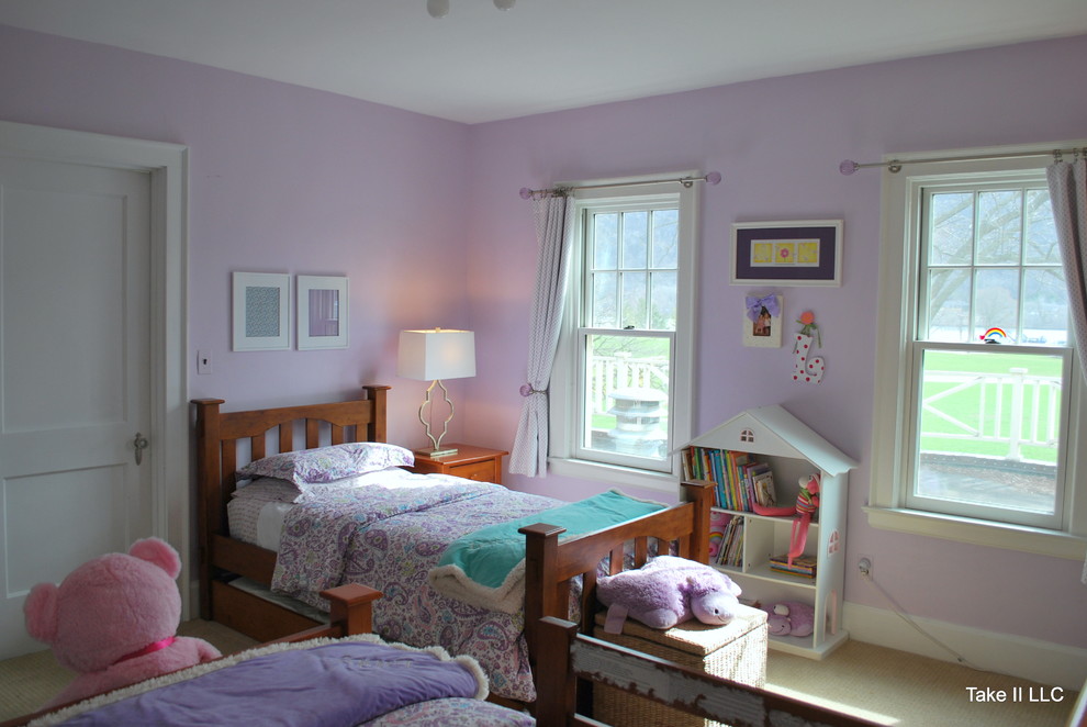 Ejemplo de dormitorio tradicional renovado de tamaño medio con paredes púrpuras y moqueta