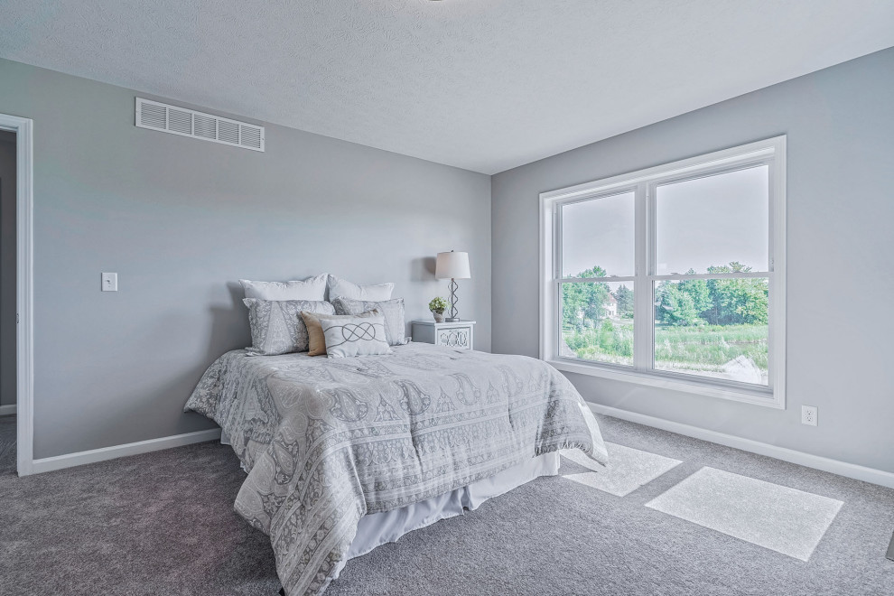 Kleines Country Hauptschlafzimmer mit grauer Wandfarbe, Vinylboden und braunem Boden in New York