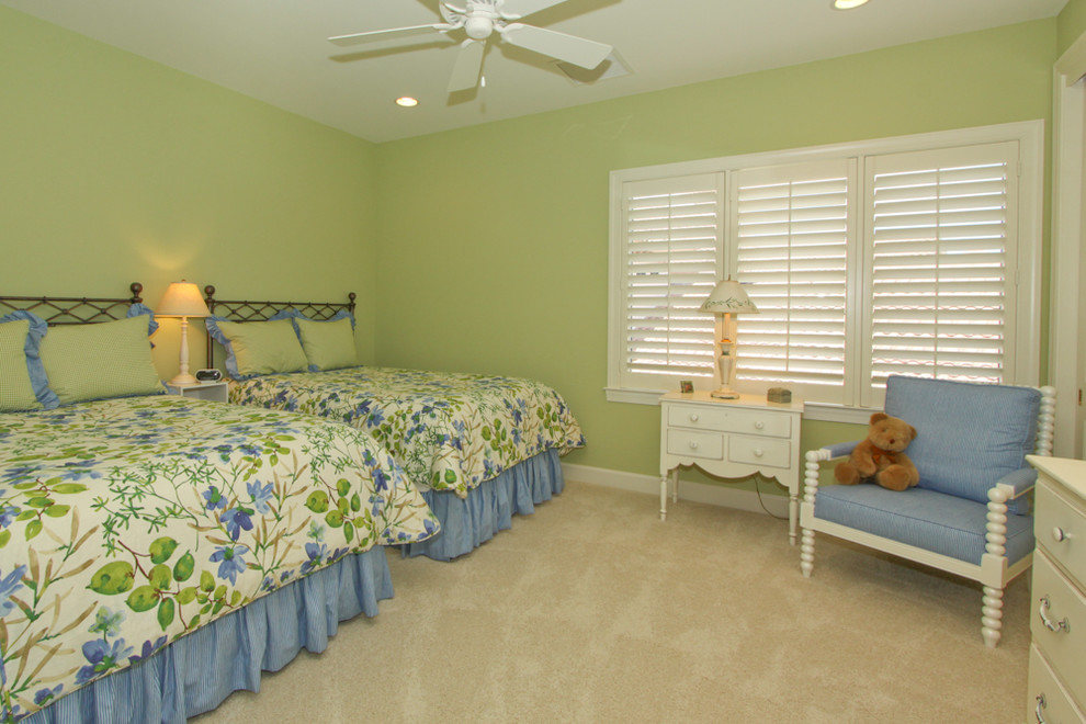 На фото: гостевая спальня (комната для гостей) в морском стиле с зелеными стенами, ковровым покрытием и бежевым полом с