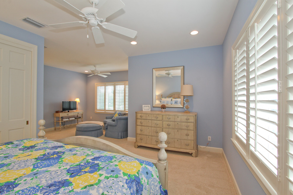 Idee per una camera degli ospiti tradizionale con pareti blu, moquette e pavimento beige