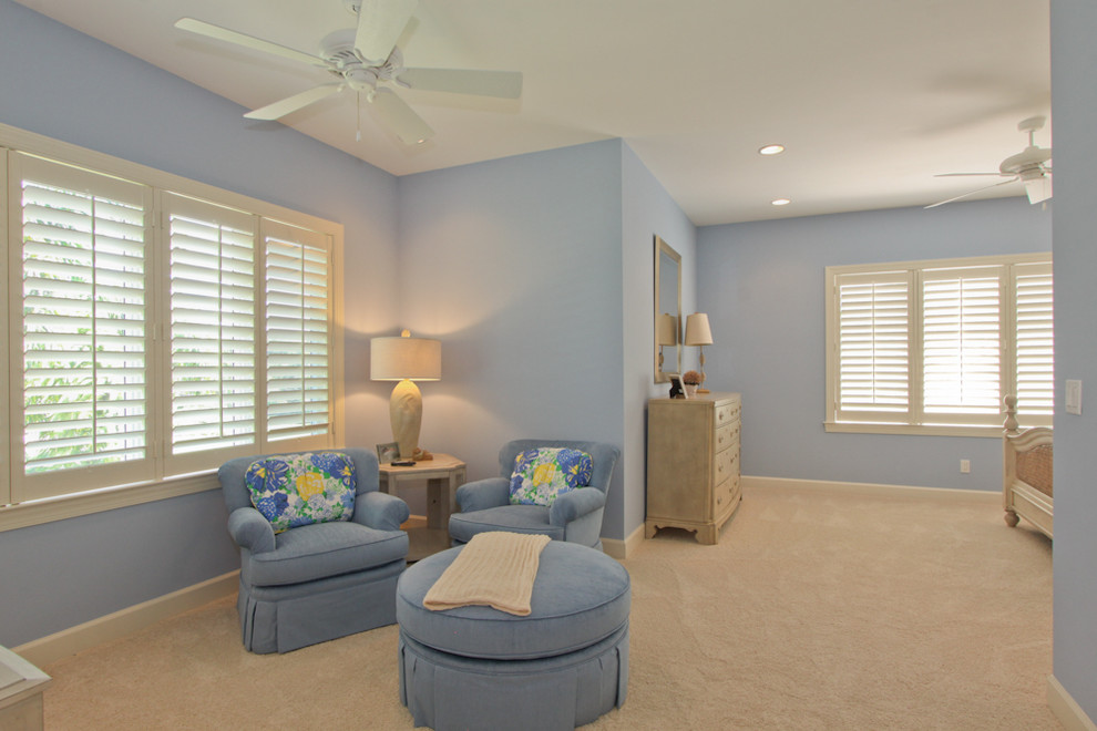 Klassisches Gästezimmer mit blauer Wandfarbe, Teppichboden und beigem Boden in Miami