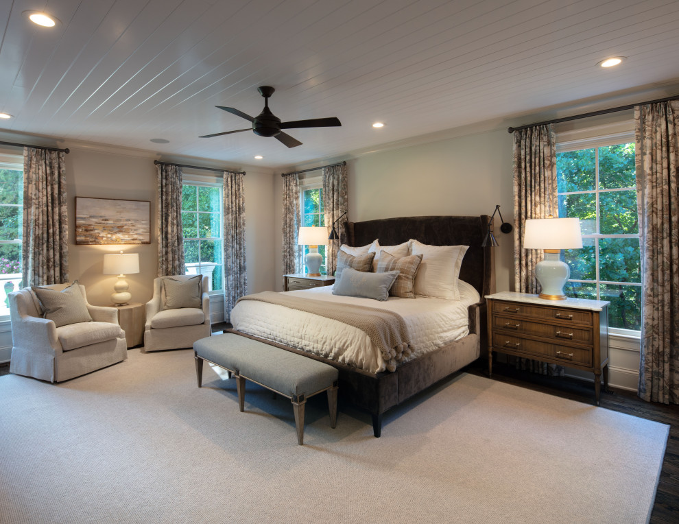 Diseño de dormitorio principal clásico renovado grande con paredes blancas, suelo de madera en tonos medios, suelo marrón, machihembrado y panelado