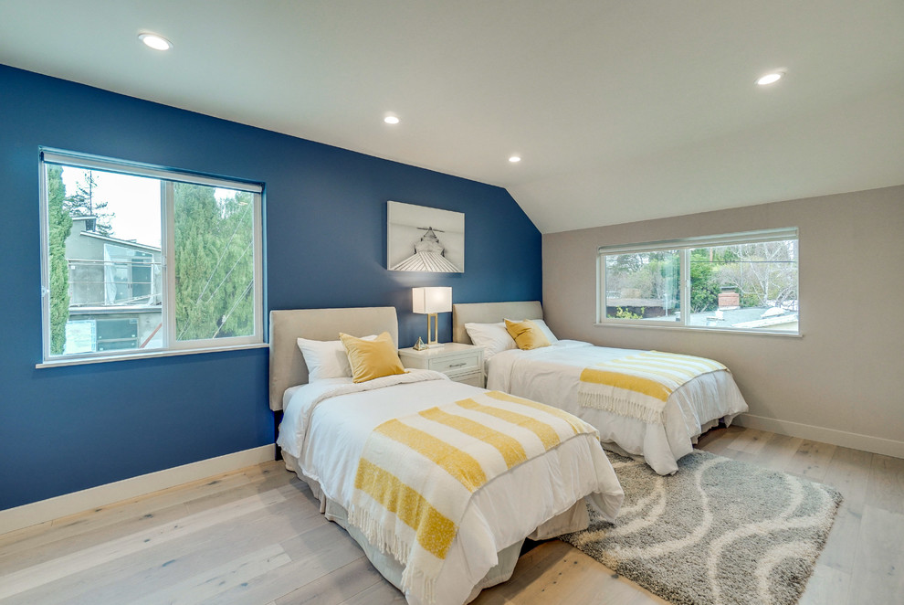 Idee per una camera degli ospiti minimal con pareti blu, parquet chiaro, nessun camino e pavimento beige
