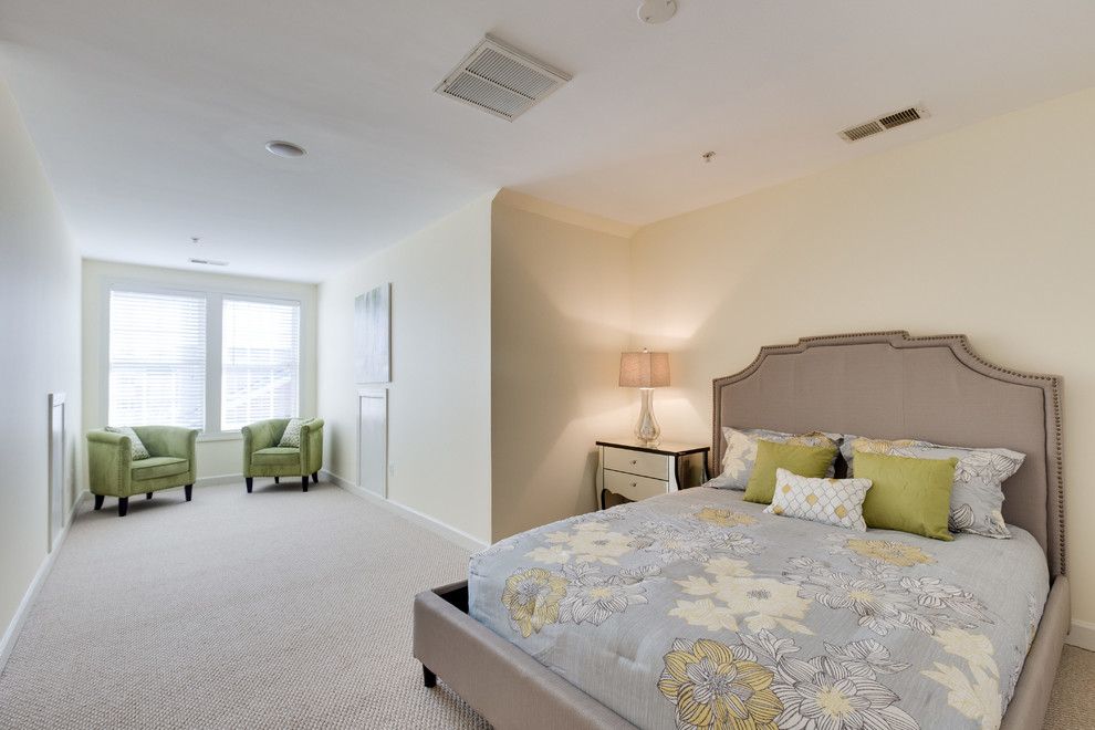 На фото: гостевая спальня среднего размера, (комната для гостей) в стиле неоклассика (современная классика) с белыми стенами и ковровым покрытием без камина с