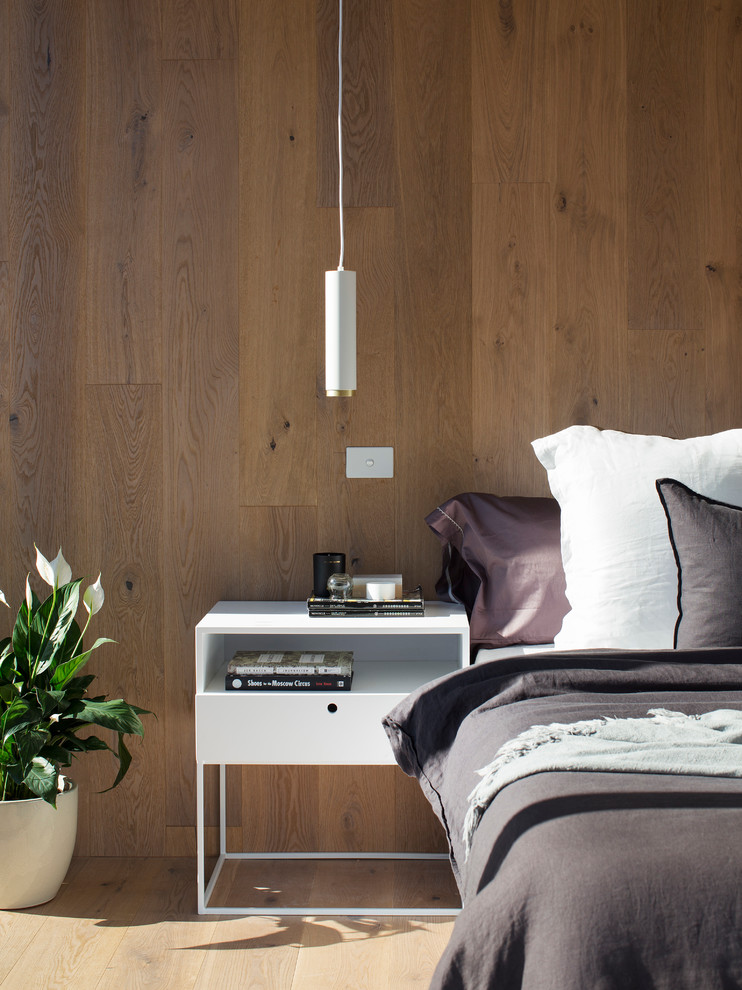 メルボルンにある広い北欧スタイルのおしゃれな主寝室 (淡色無垢フローリング、茶色い壁、グレーとブラウン) のレイアウト