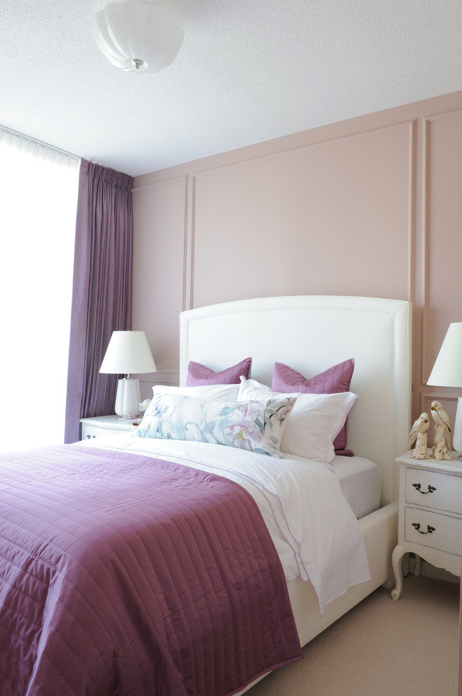 Источник вдохновения для домашнего уюта: хозяйская спальня среднего размера в стиле неоклассика (современная классика) с фиолетовыми стенами, ковровым покрытием и серым полом