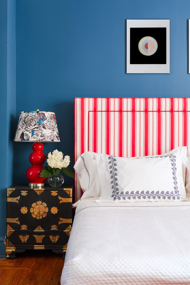 Foto de dormitorio principal bohemio de tamaño medio sin chimenea con paredes azules, suelo de madera en tonos medios y suelo marrón