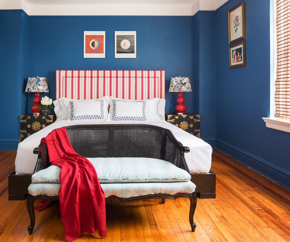 ニューヨークにある中くらいなエクレクティックスタイルのおしゃれな主寝室 (青い壁、無垢フローリング、茶色い床、暖炉なし) のインテリア