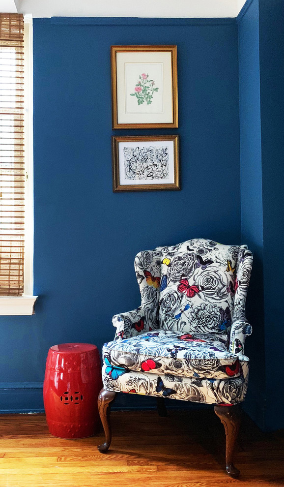 ニューヨークにある中くらいなエクレクティックスタイルのおしゃれな主寝室 (青い壁、無垢フローリング、暖炉なし、茶色い床)