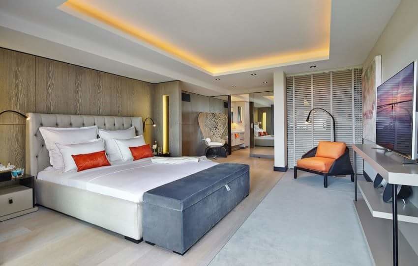 Стильный дизайн: большая хозяйская спальня в современном стиле с белыми стенами, светлым паркетным полом и белым полом без камина - последний тренд