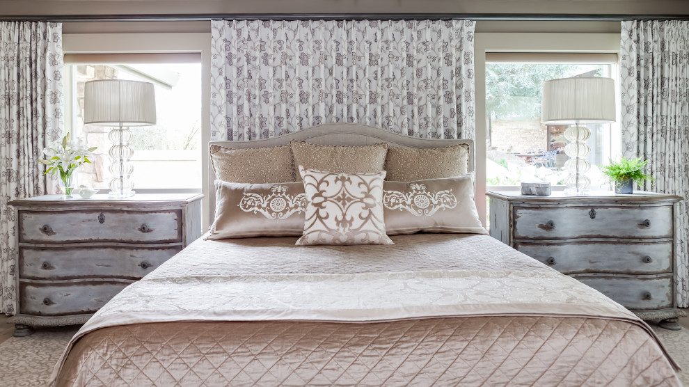Diseño de dormitorio principal clásico grande con paredes beige, suelo de madera clara y suelo beige