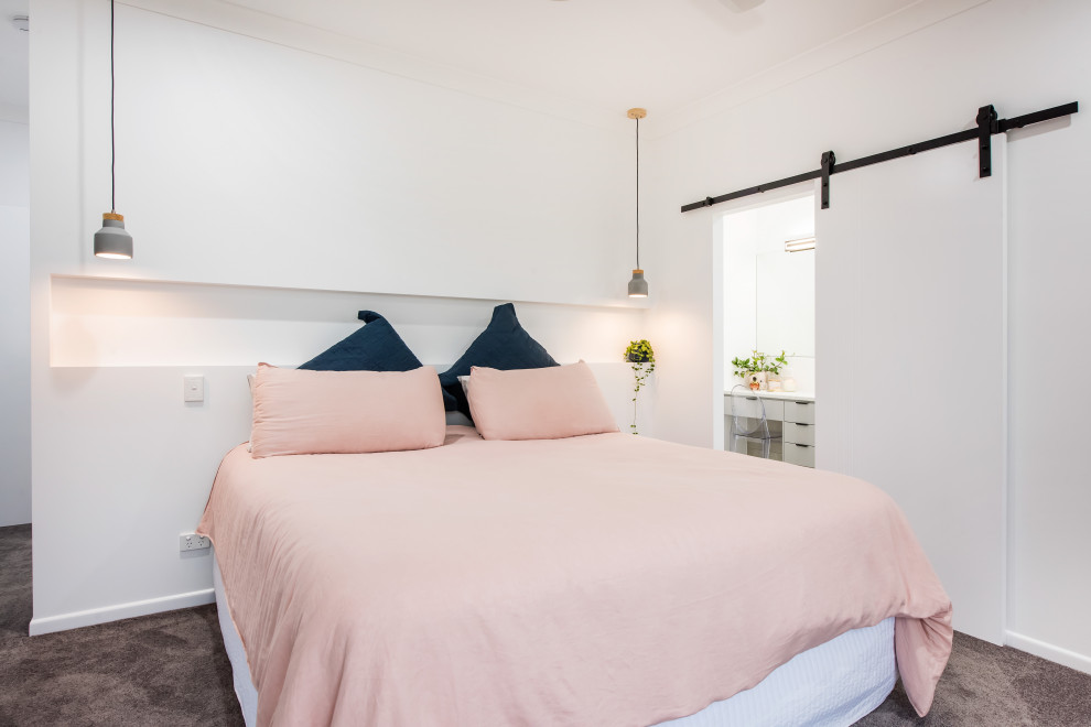 На фото: хозяйская спальня среднего размера в современном стиле с белыми стенами, ковровым покрытием и серым полом с