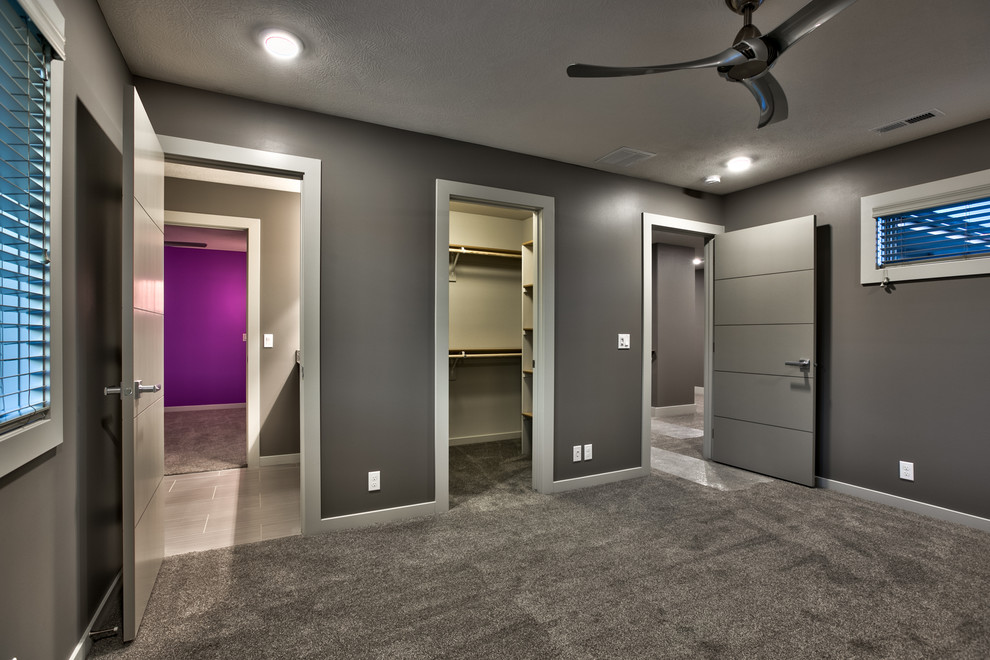 Ejemplo de habitación de invitados minimalista de tamaño medio sin chimenea con paredes grises y moqueta