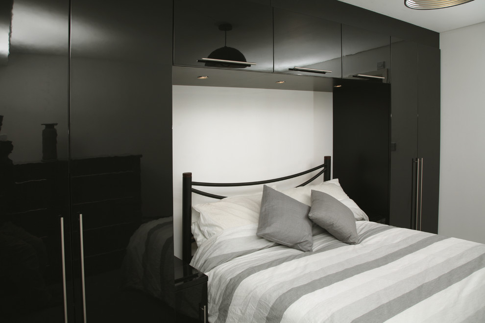 Свежая идея для дизайна: хозяйская спальня среднего размера в современном стиле с желтыми стенами и ковровым покрытием без камина - отличное фото интерьера