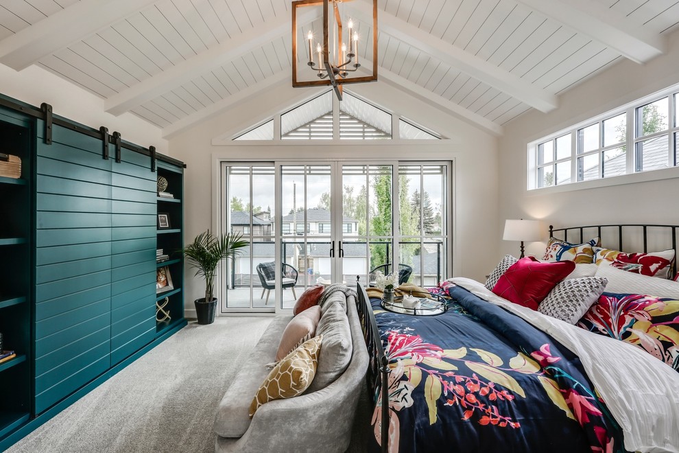 Landhaus Hauptschlafzimmer mit grauer Wandfarbe, Teppichboden und grauem Boden in Calgary