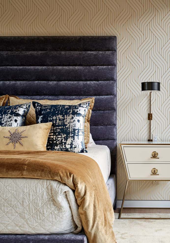 Esempio di una camera da letto design con pareti beige e carta da parati