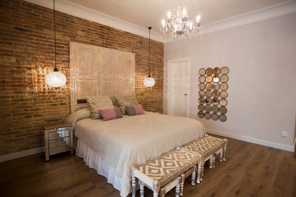Aménagement d'une chambre parentale grise et rose romantique de taille moyenne avec parquet foncé, aucune cheminée et un mur gris.