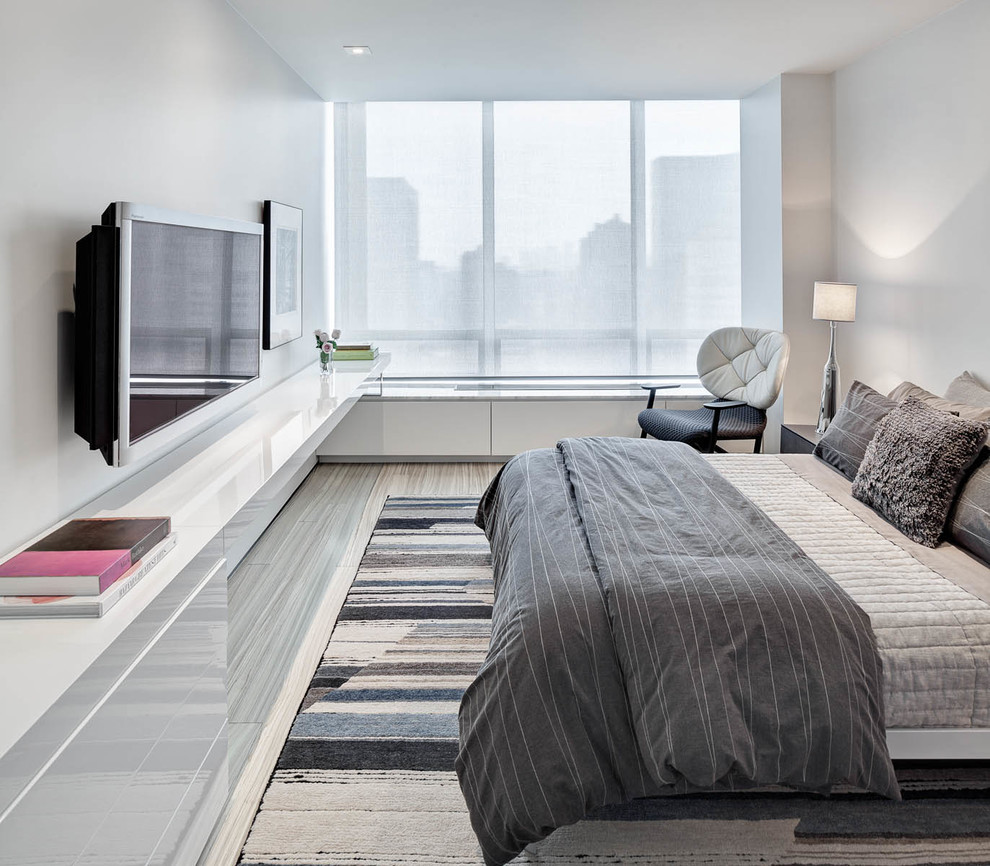 Свежая идея для дизайна: хозяйская спальня среднего размера в современном стиле с серыми стенами, светлым паркетным полом и бежевым полом без камина - отличное фото интерьера