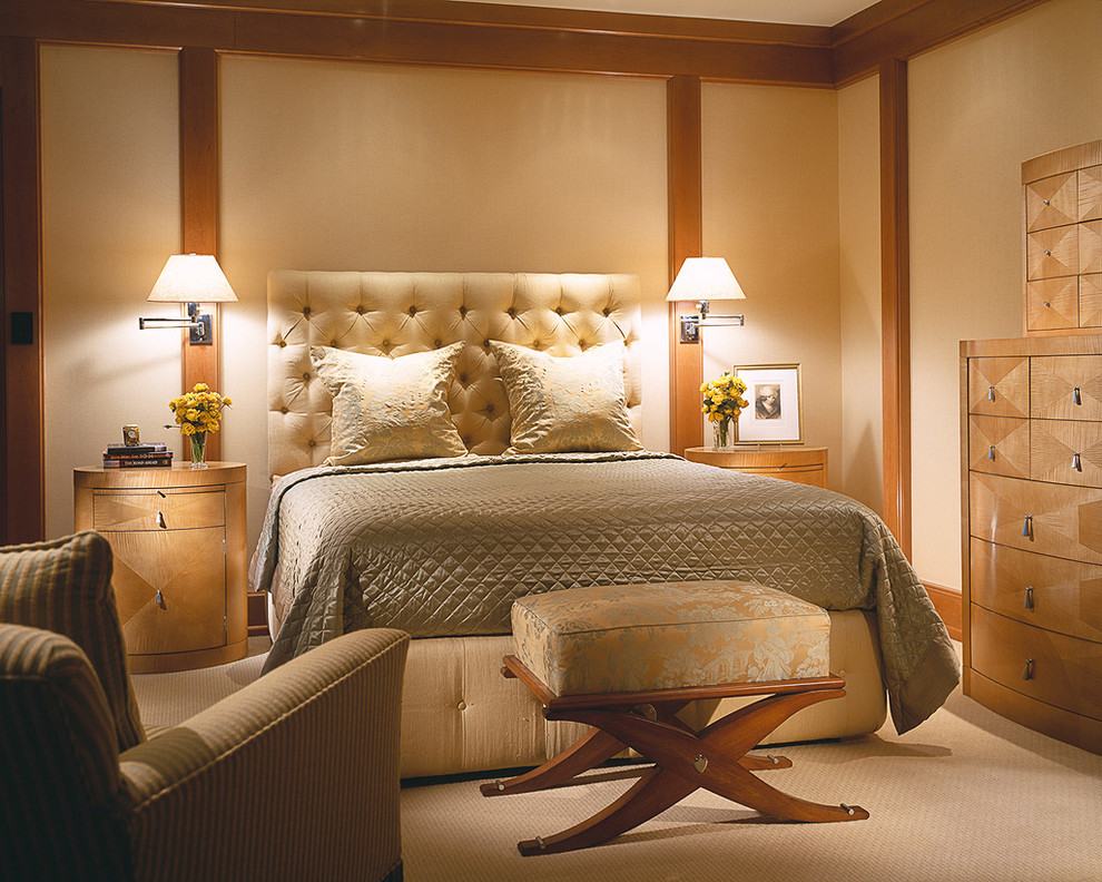 Идея дизайна: гостевая спальня среднего размера, (комната для гостей) в современном стиле с бежевыми стенами, ковровым покрытием и бежевым полом без камина