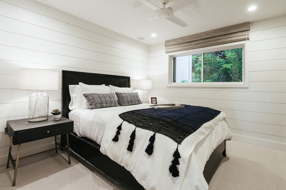 Mittelgroßes Modernes Gästezimmer ohne Kamin mit weißer Wandfarbe, Teppichboden und beigem Boden in Orange County