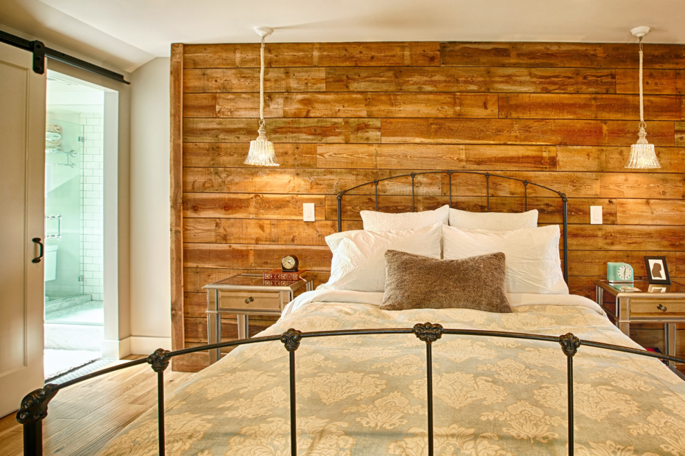 Inspiration pour une chambre parentale craftsman de taille moyenne avec un mur beige et un sol en bois brun.